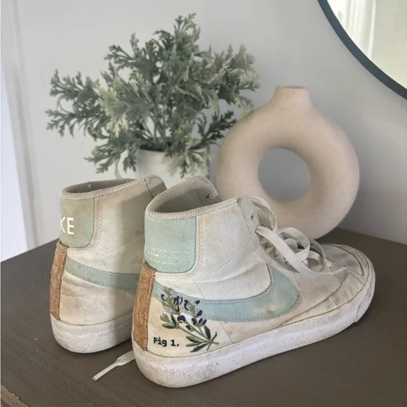 Nike Cream and Blue High-Tops with Floral Embroidery - Picture 3 of 3